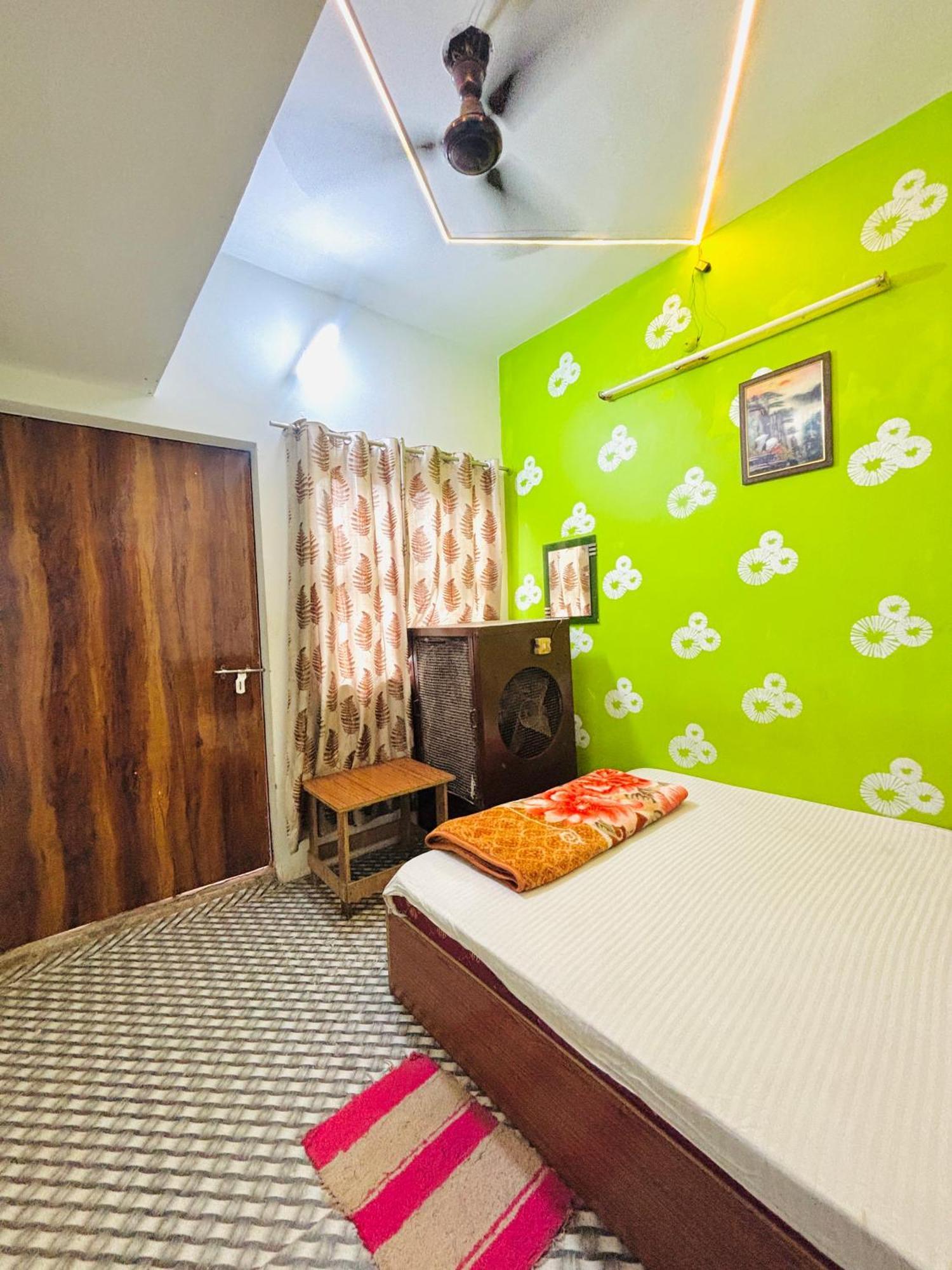 Sp Guest House 1,5 Km From Kashi Vishawanath — Photos 1
